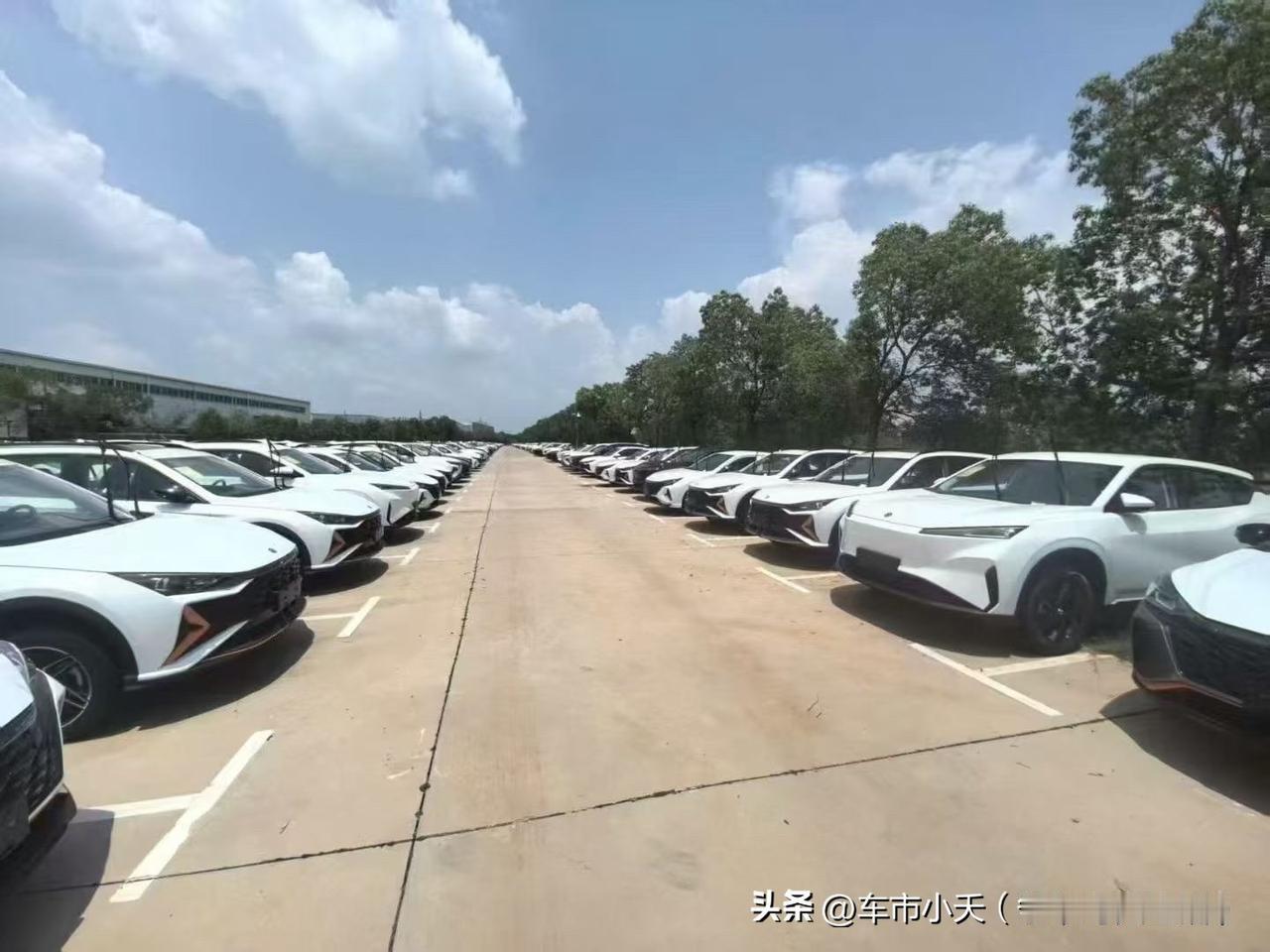 都2025年了，不知道东风风神为什么还要推这样的车。

东风风神有款叫风神L7X