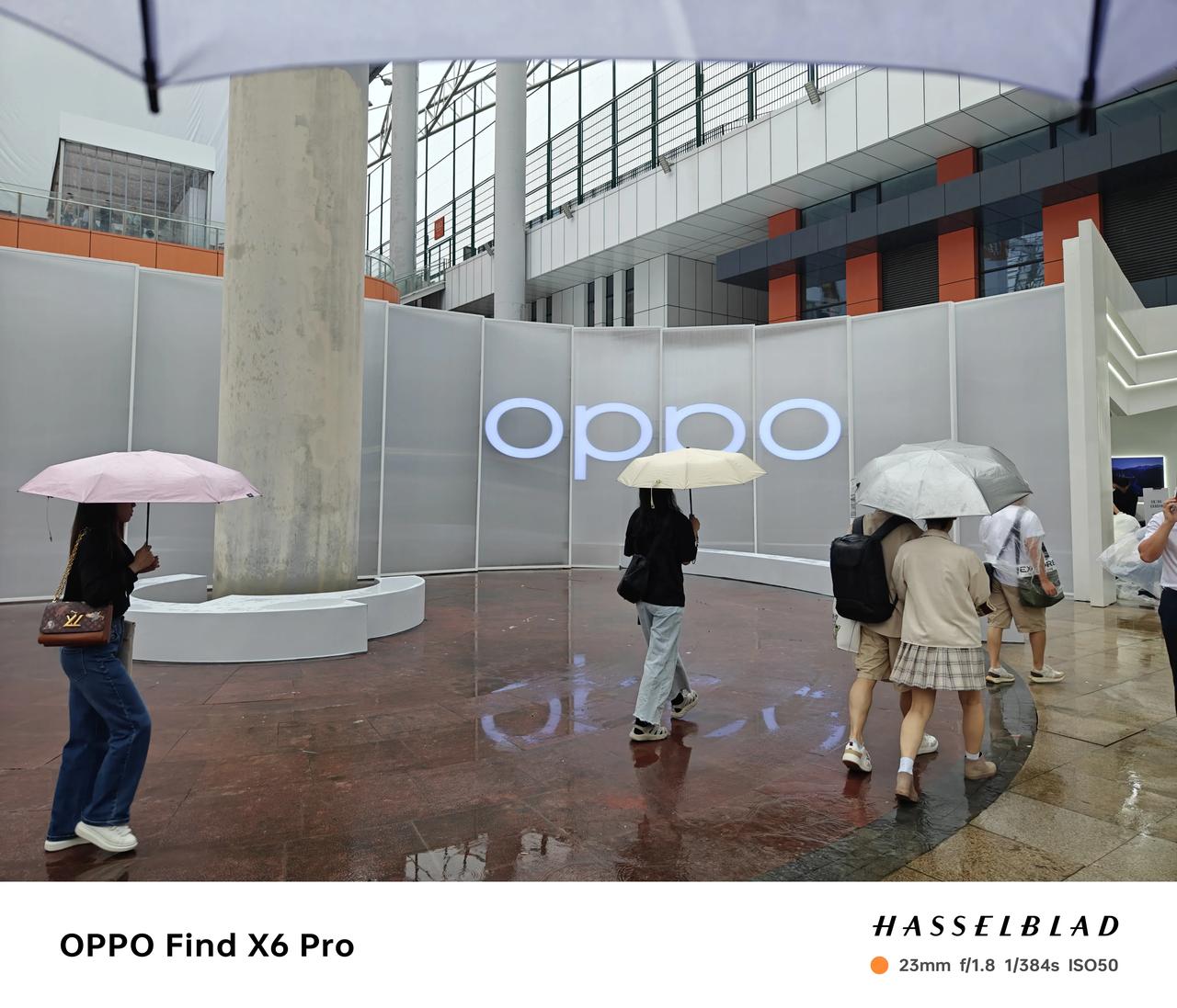 OPPO的体验区太潮了，人也非常多，感受一下氛围就好。产品体验视频已经发出，确实