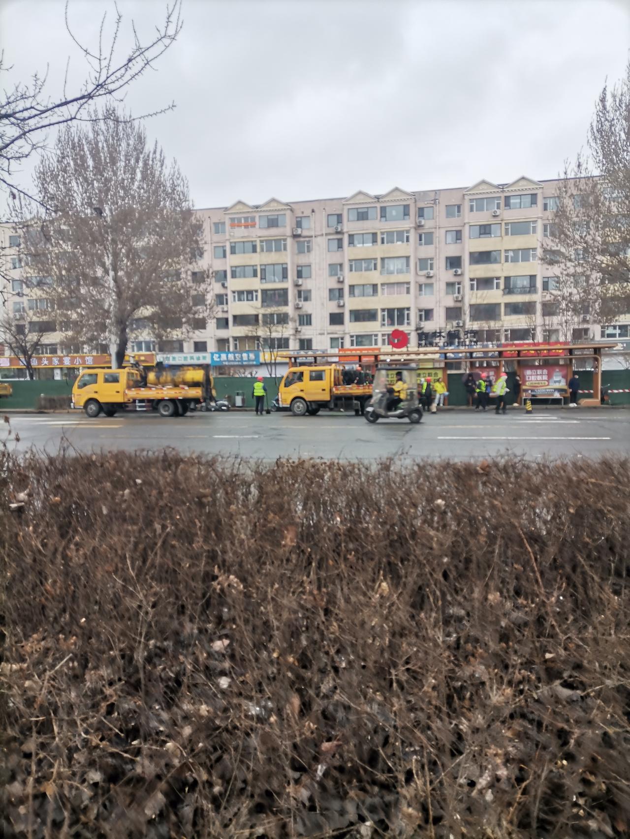 《给吉林市民提个醒！》
近期我市的不少路段开始施工，对出行有一定影响。特别是早上