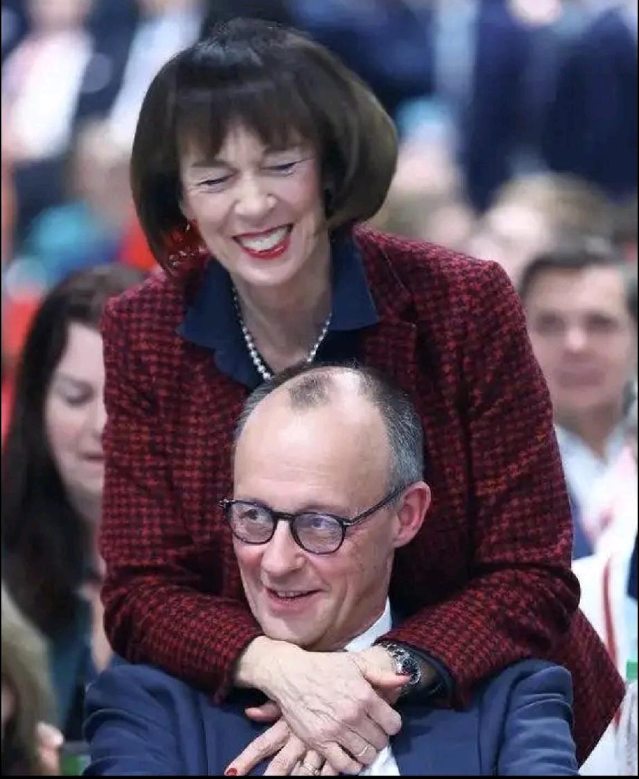 手提公文包的默茨，为人挺低调。
其实，他是拥有两架私人飞机的亿万富翁，还是一名业