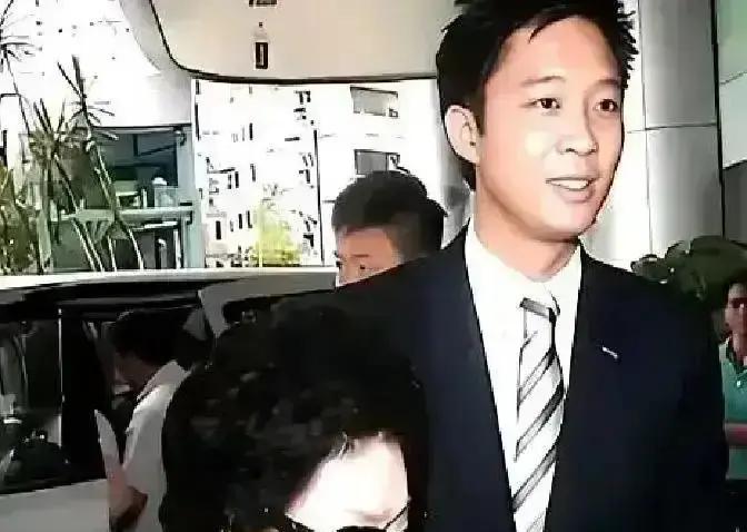 12岁男孩挤地铁去葬礼
 
霍老太出殡那天，没人接他。霍中曦背个旧书包，刷卡进站