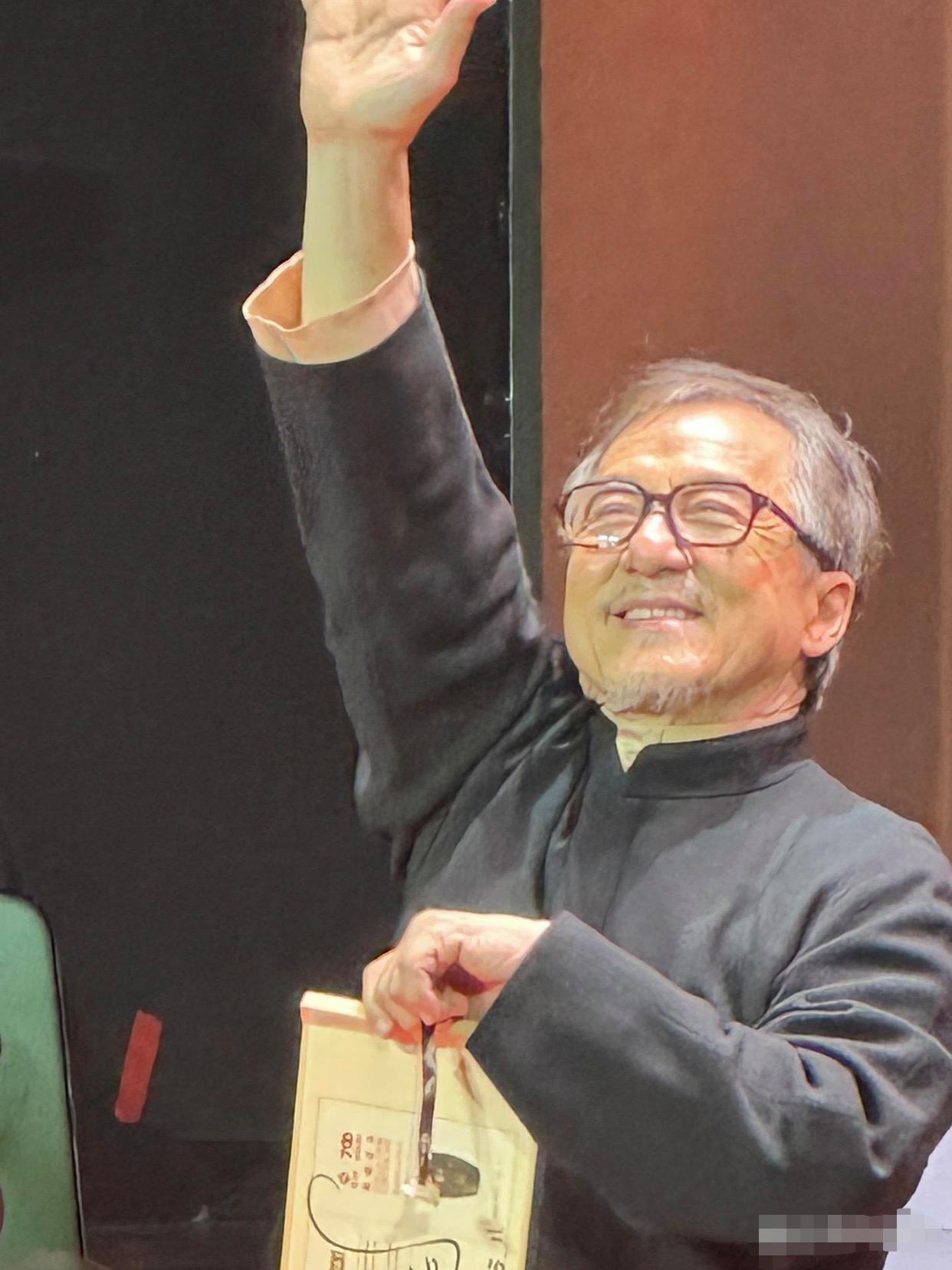 成龙近照曝光满头白发！
70岁成龙现身泸州参加商演,满头白发皱纹横生,穿长袍气场