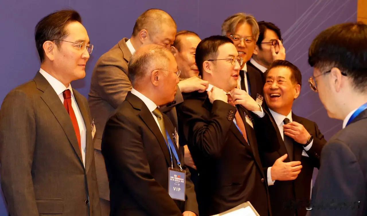 韩国总统李在明带领二百多位企业家来华访问，可谓阵容豪华。
平时不苟言笑，专注于自