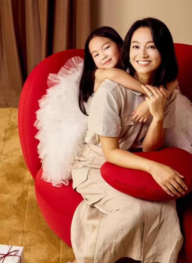 朱丹周一围的女儿，长得究竟像谁？
朱丹带着女儿周念如一起拍时尚大片，8岁的女儿自