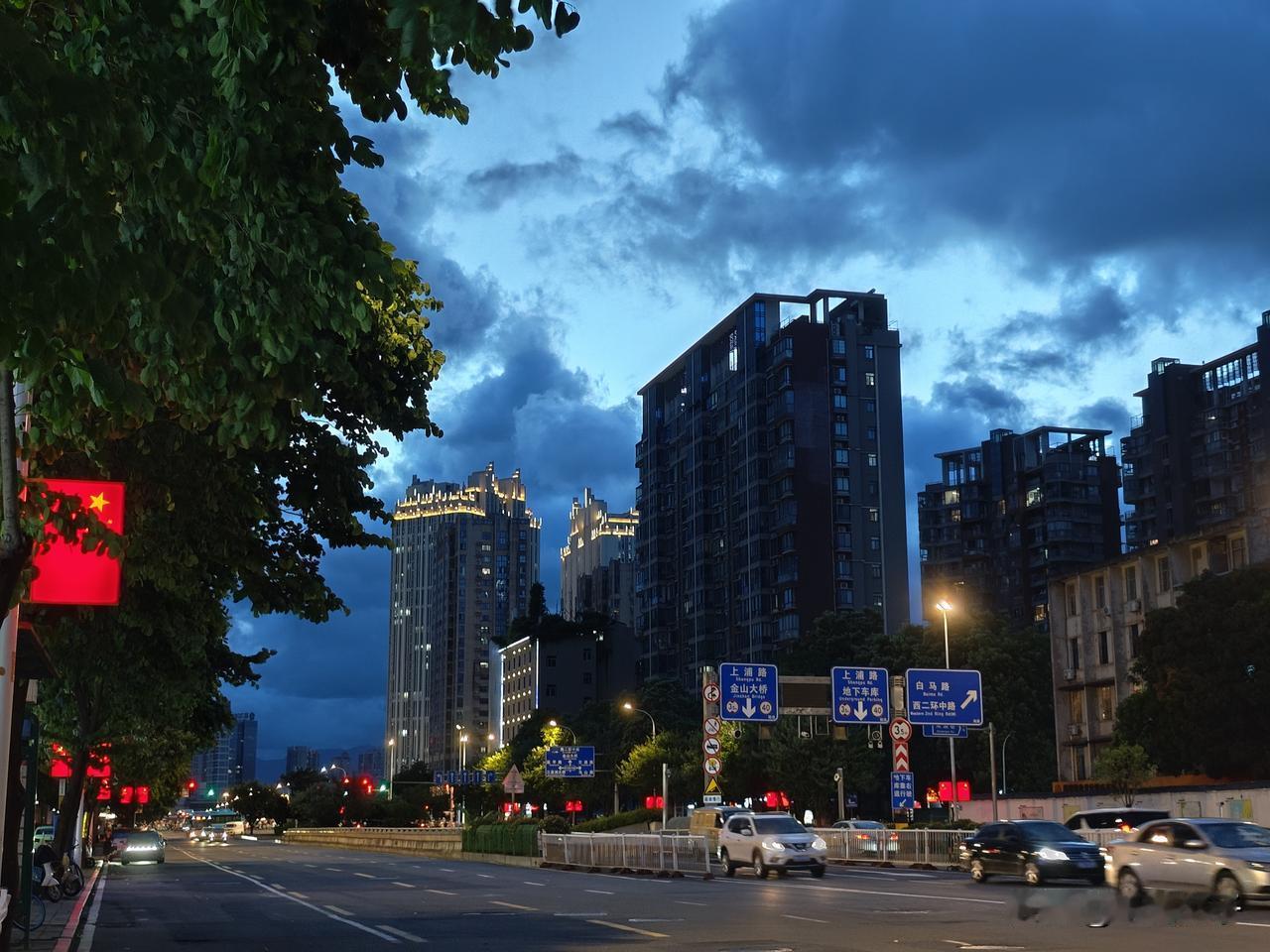 台风并未正面登陆福州，但外围带来多变天气。一日之间阵雨频频，忽落忽停。待到夜幕降