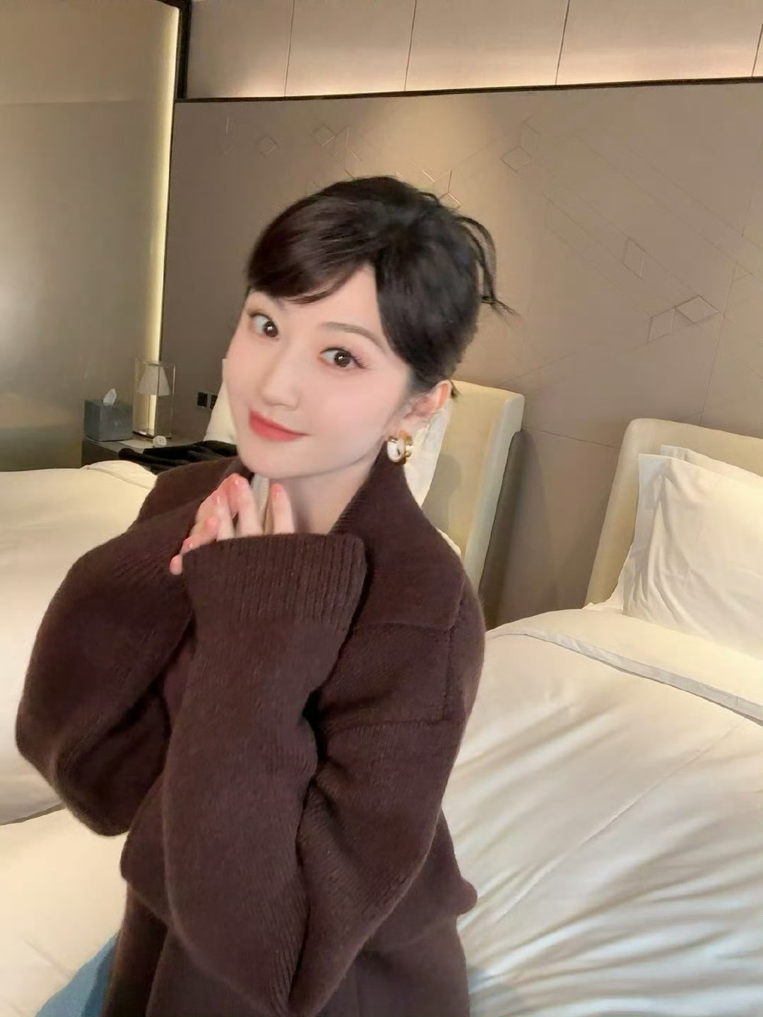 真的难为景甜了，看的出来甜真的摆不出动作了