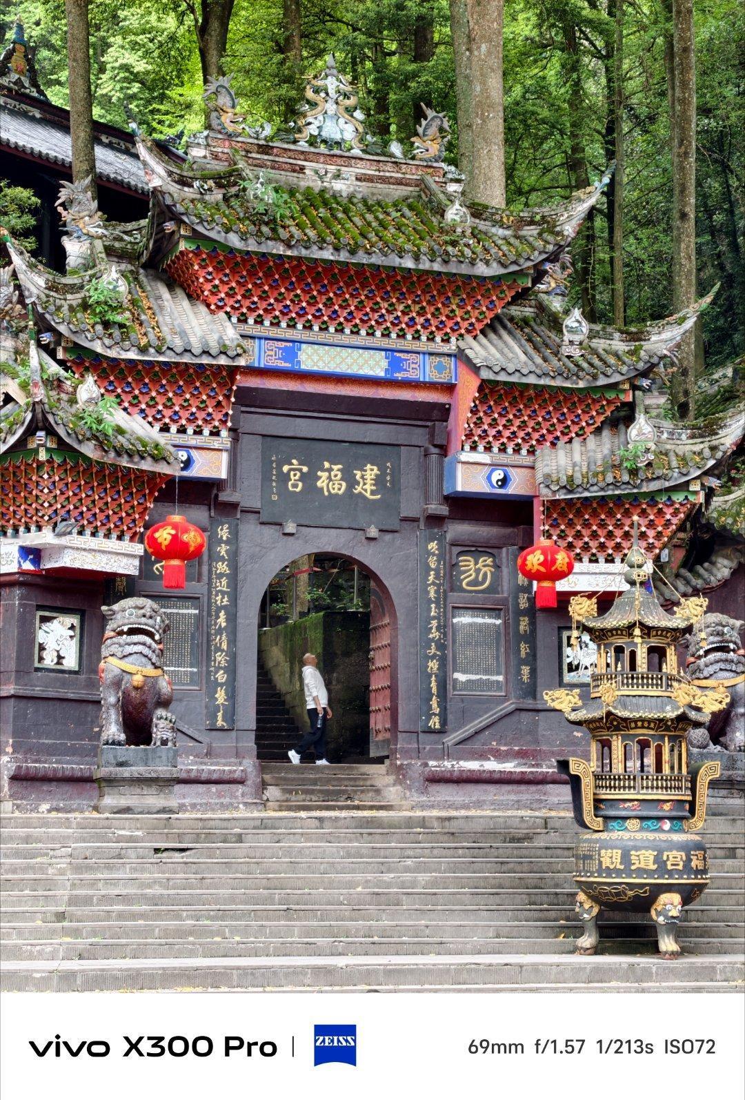 来成都这么多次终于去了青城山，这次开着华境S体验了一天，这台车智驾表现很厉害，动