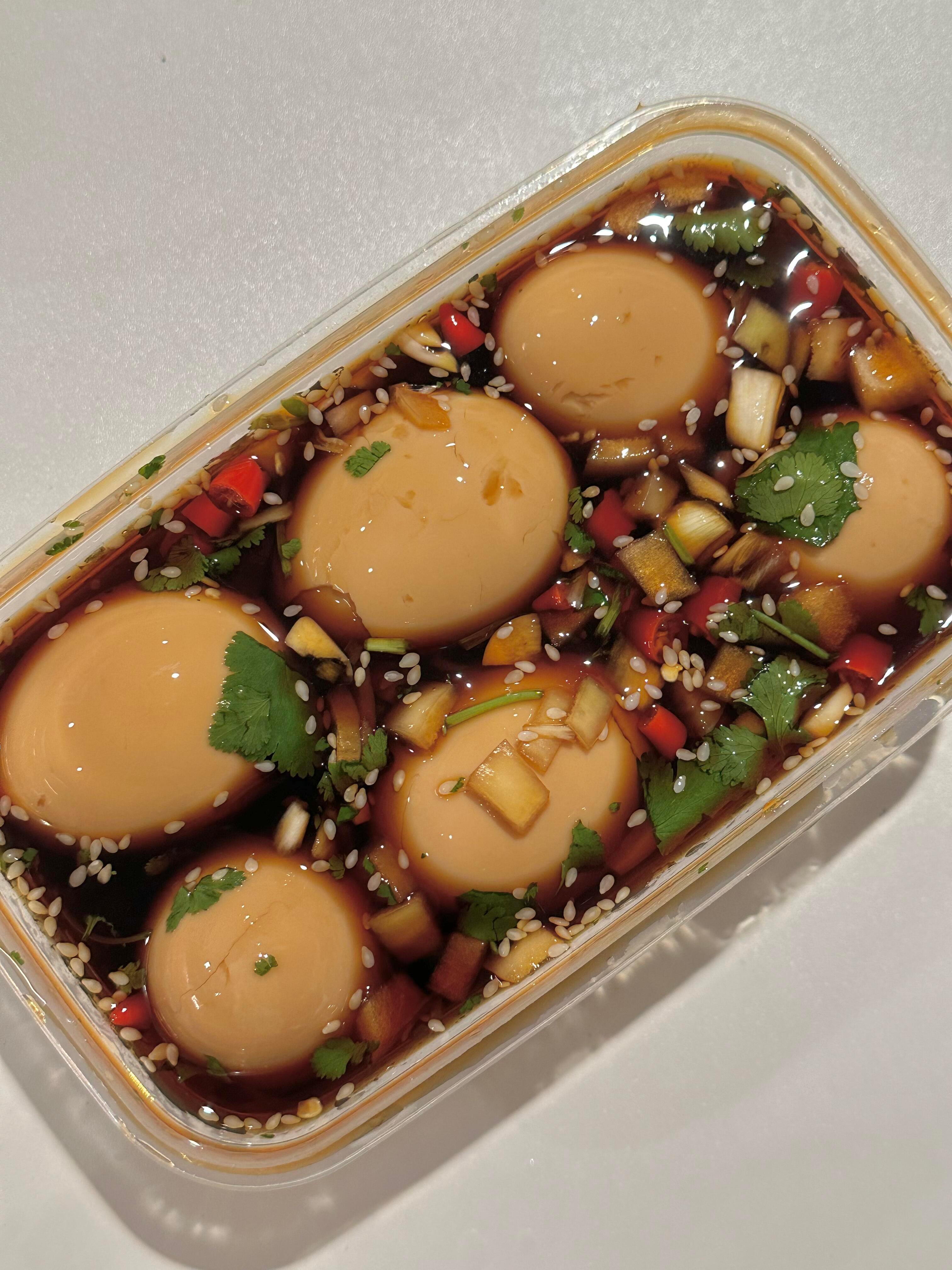日式酱油溏心蛋谁会拒绝一口爆浆的溏心鹌鹑蛋食材：无菌蛋、小米辣、洋葱、香菜、大蒜