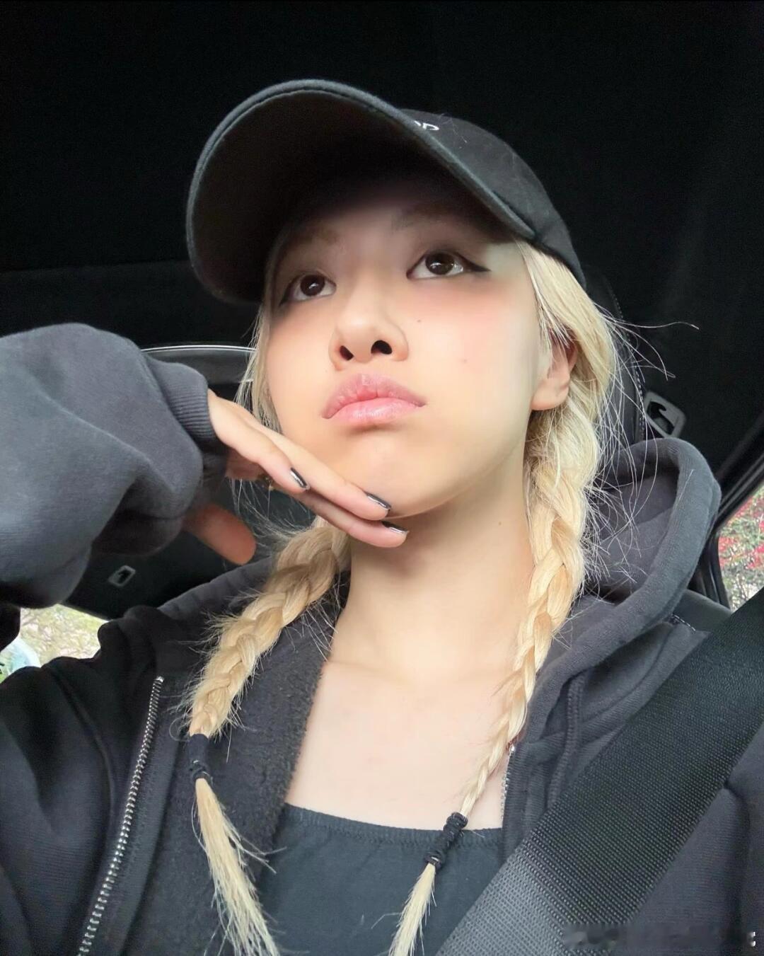 #ROSÉ[超话]##朴彩英# rose更新ig😍一些她的生活照，看起来有点憔