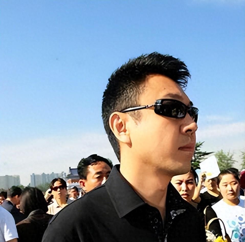 57岁的老杨柳，现在天天在短视频里慢悠悠讲历史故事，不卖惨不洗白，连评论区的骂声