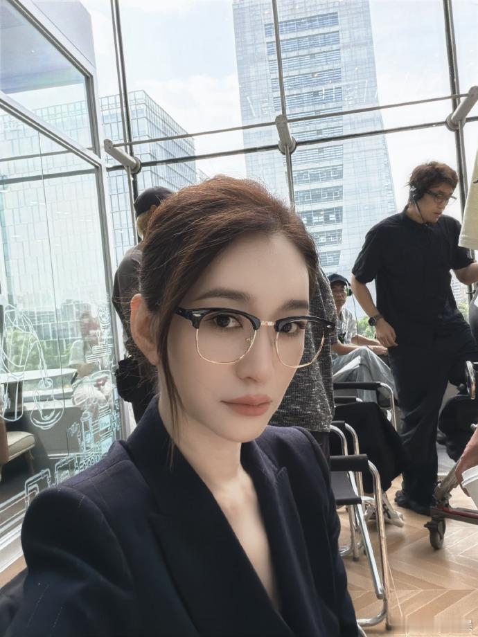 李小冉黑西装半框眼镜李小冉黑西装半框眼镜，姐姐帅成啥了李小冉帅成啥了 ​​​