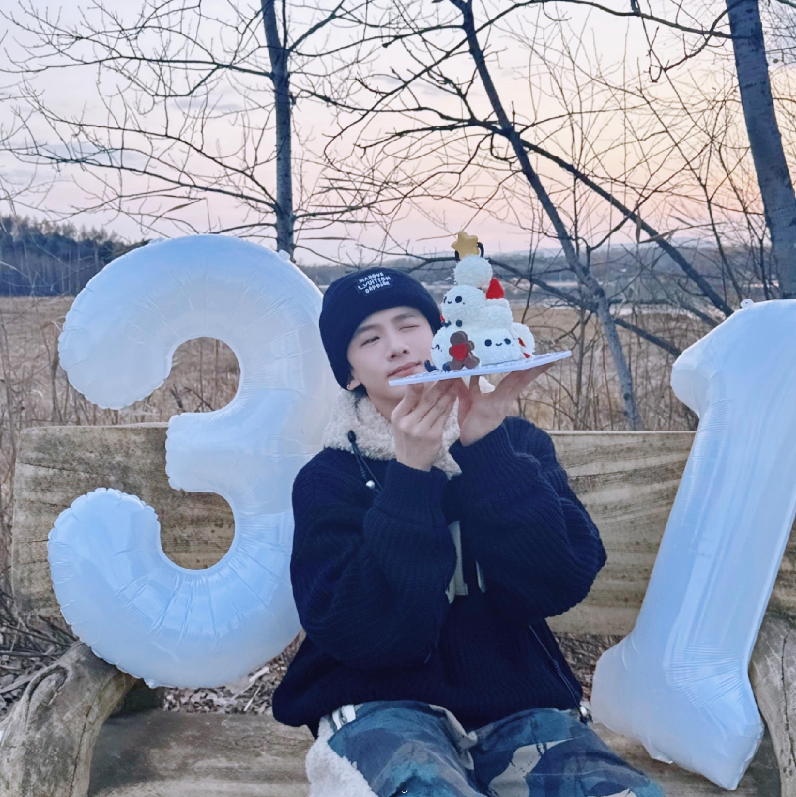 #白敬亭[超话]#🐇#白敬亭1015生日快乐# 白敬亭生日头像壁纸[心] ​​