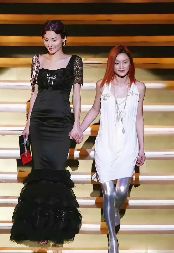 张柏芝这张照片真的太好看了，高贵优雅知性，尤其是有了旁边的衬托 