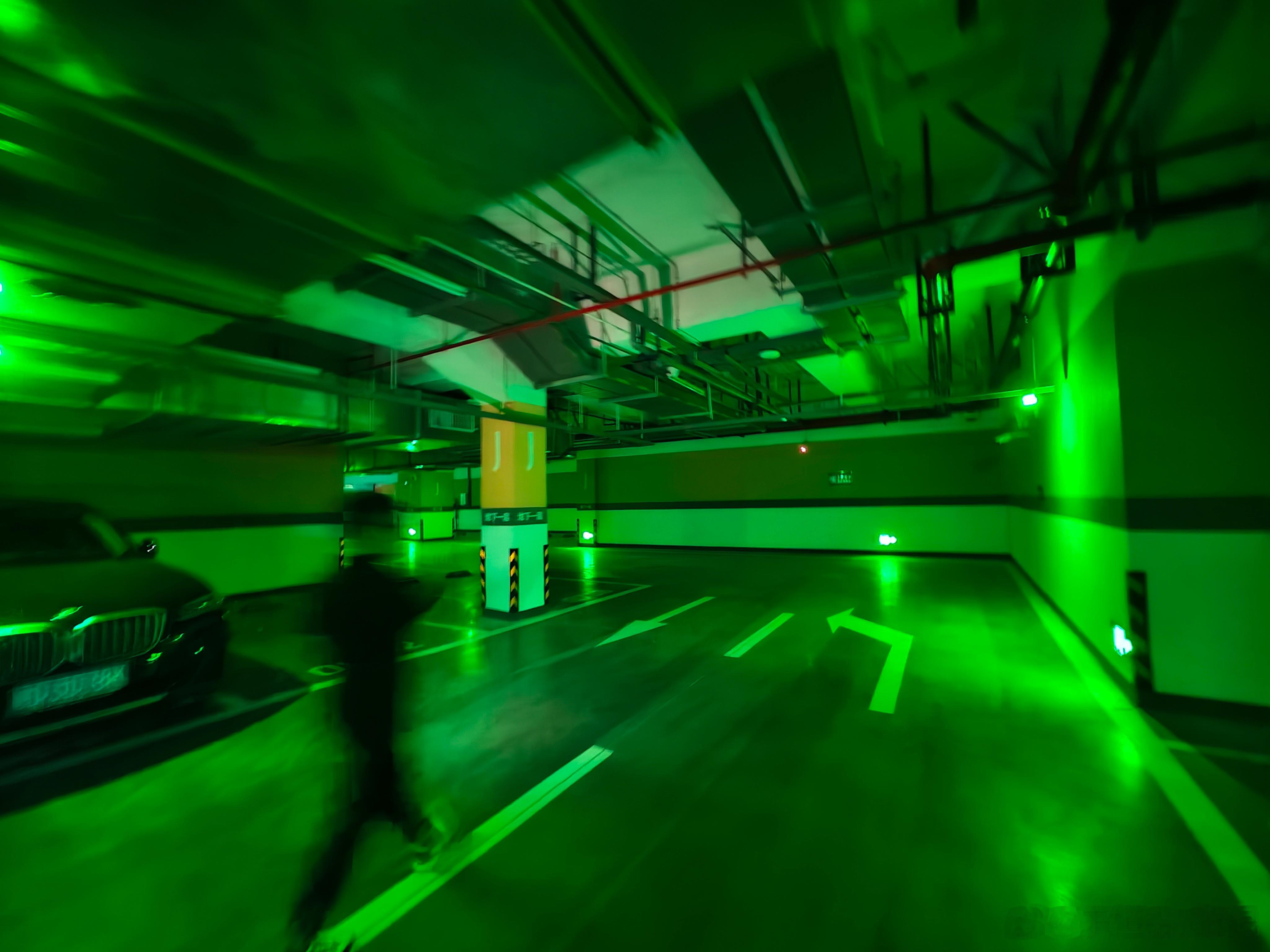 这地库啥正常灯都没有，全部绿油油的灯好诡异 ​​​