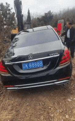 辽宁这波操作直接看傻全网！

崭新奔驰S450L配四个八连号车牌，竟被挖掘机埋进