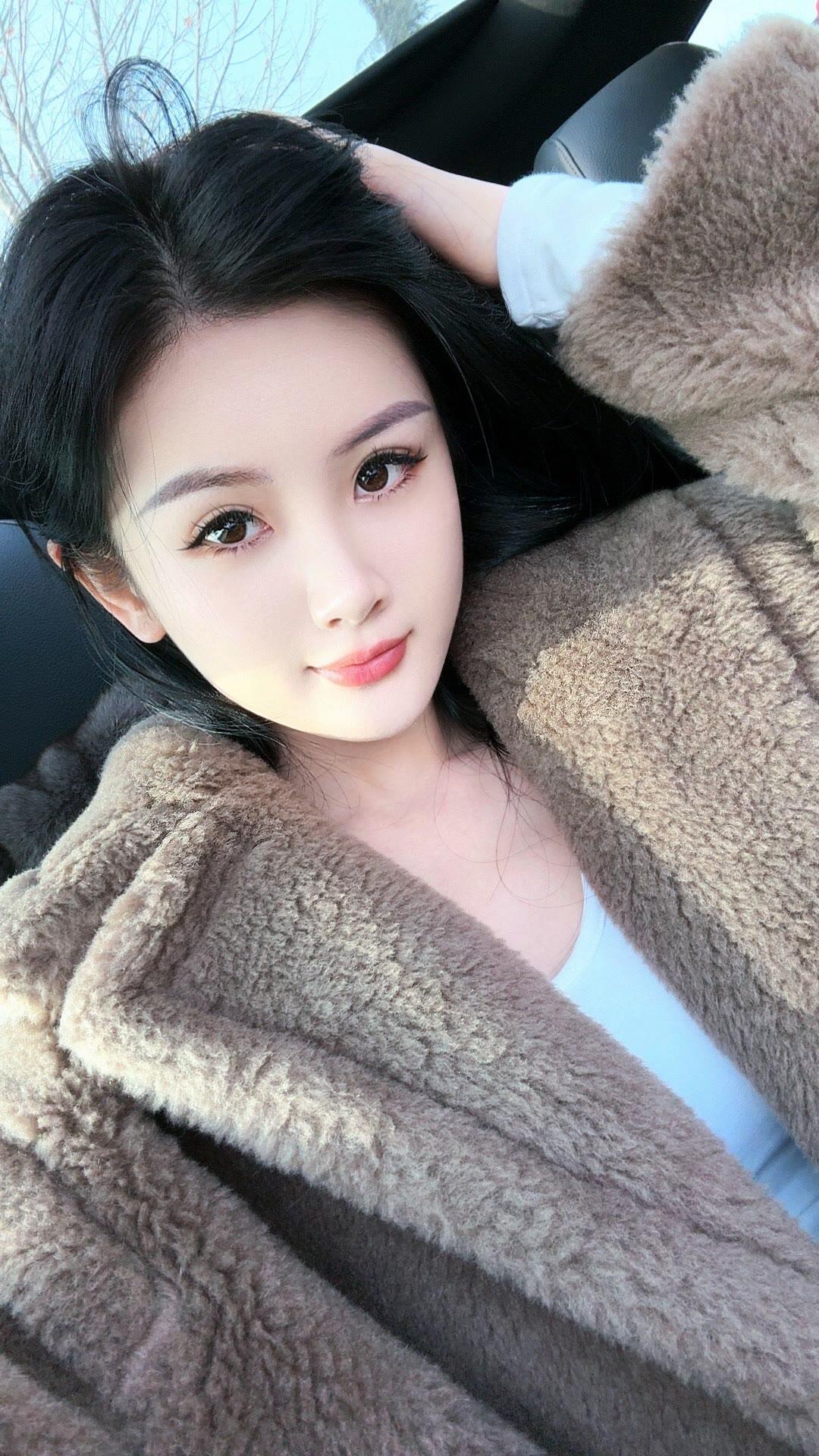 黑发如云，笑靥如花。