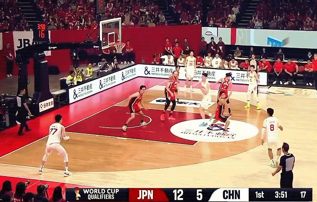 半场落后14分，外线零进球，所有人都在等男篮三连败。
 
更衣室没人说话。胡金秋