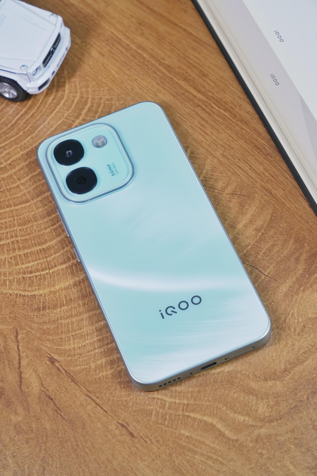 iQOO Z11s这机器确实有点意思，给千元机安排了144Hz高刷屏，安兔兔轻松