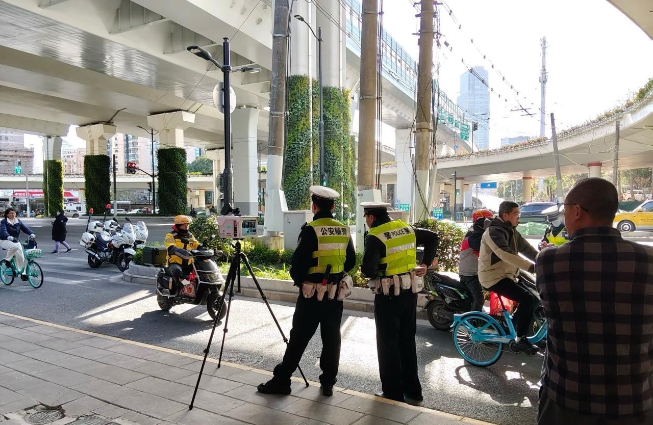 电动车限速不听是吧～上科技。

测速仪，本来电动自行车就是自行车的替代，差不多速