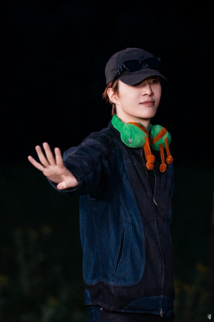 沈腾一头扎进范丞丞怀里看沈腾扎范丞丞怀里，直接给我笑出眼泪！沈腾这波零帧起手投怀