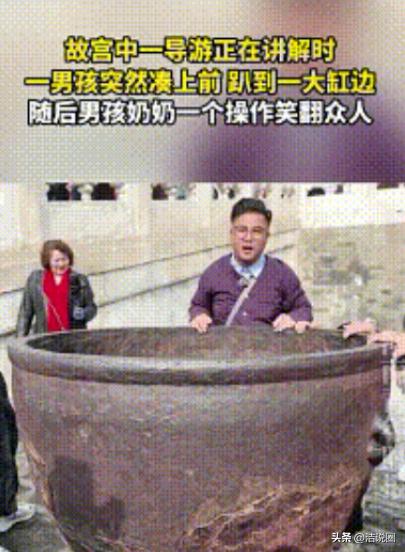 “干得漂亮！”3月5日，北京，一导游正在故宫讲解，一名小男孩突然凑上前，开始攀爬