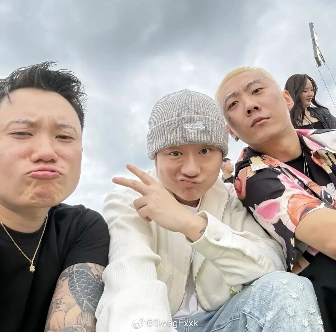 王以太晒出和AnsrJ、Melo的合影！王以太