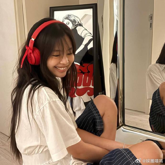 Jennie更新ins ​红耳机+简约白T，妮的随拍氛围直接拉满！每一张都像在发