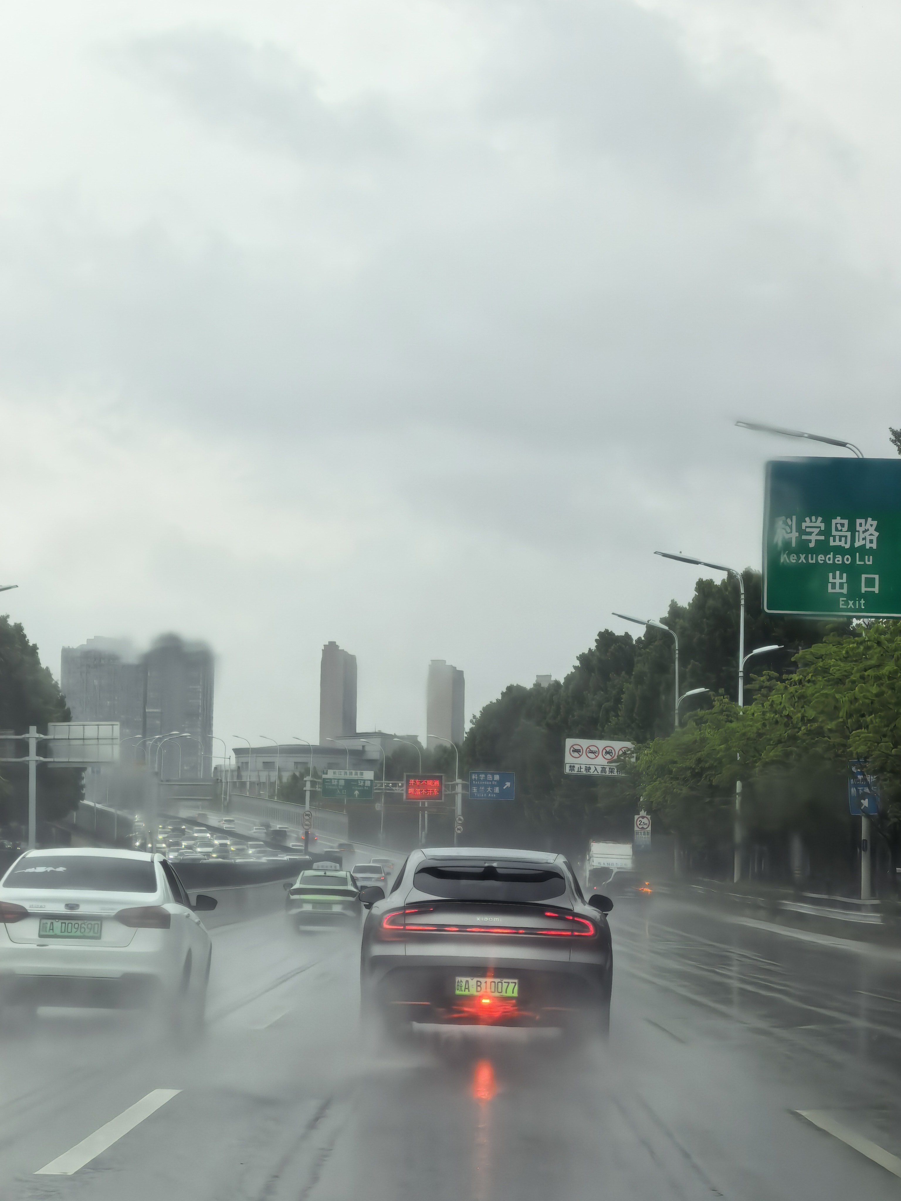 三十万的车只给一个无线充电已经挺不可思议了，没想到更是只给了一个后雾灯，第一次造