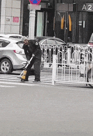大爷永远是大爷！车流里硬拆路障，网友：这是活雷锋还是“捡铁雷达”附体？
 
马路