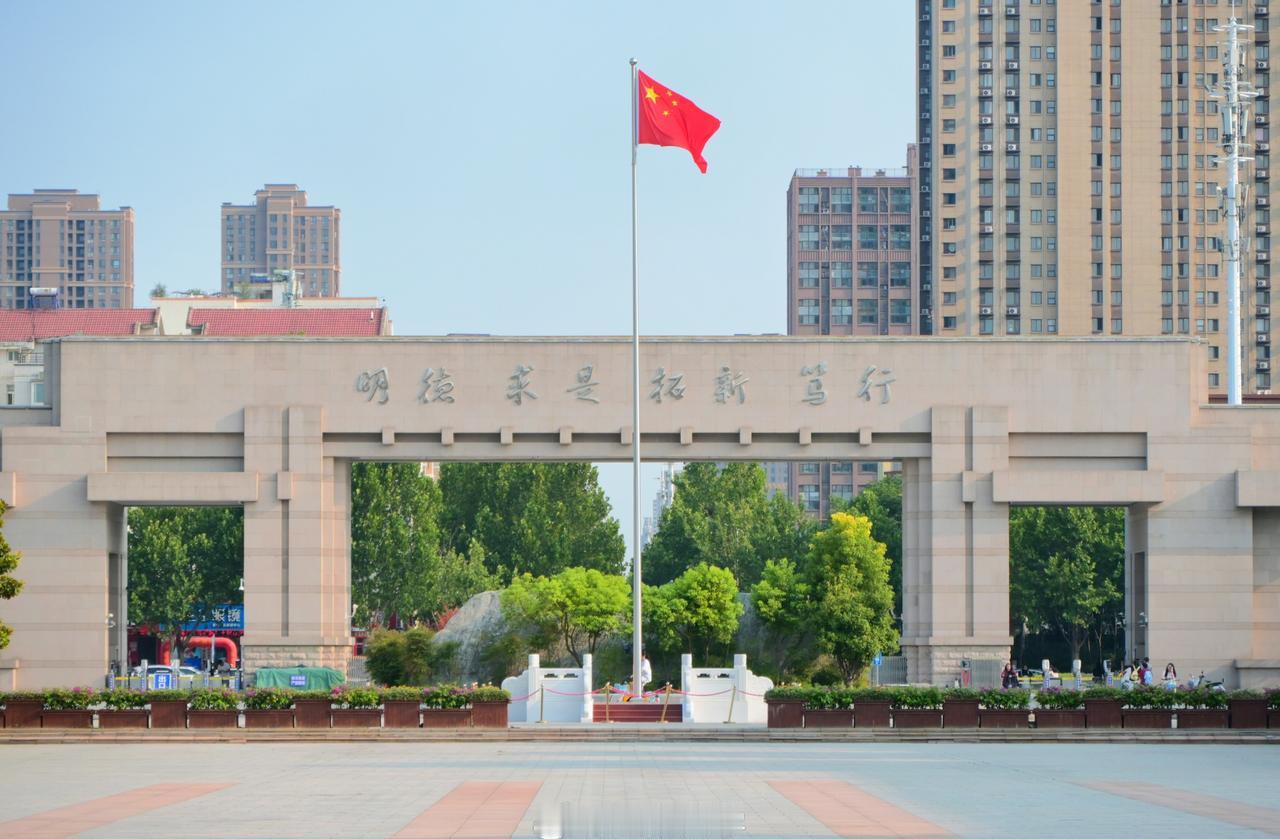 江南大学超话 河南工业大学69周年校庆
六十九载春秋更迭，以明德修身，滋养万千学