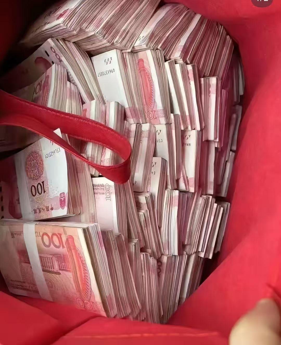 我刷到一个问题，看完心里堵得慌。
博主问你：你手头有50万存款，金价跌到600块