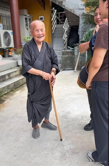 一慈眉善目的老太太
因为有个明星外甥女

忽然走红网络，拜访者络绎不绝！
都想得