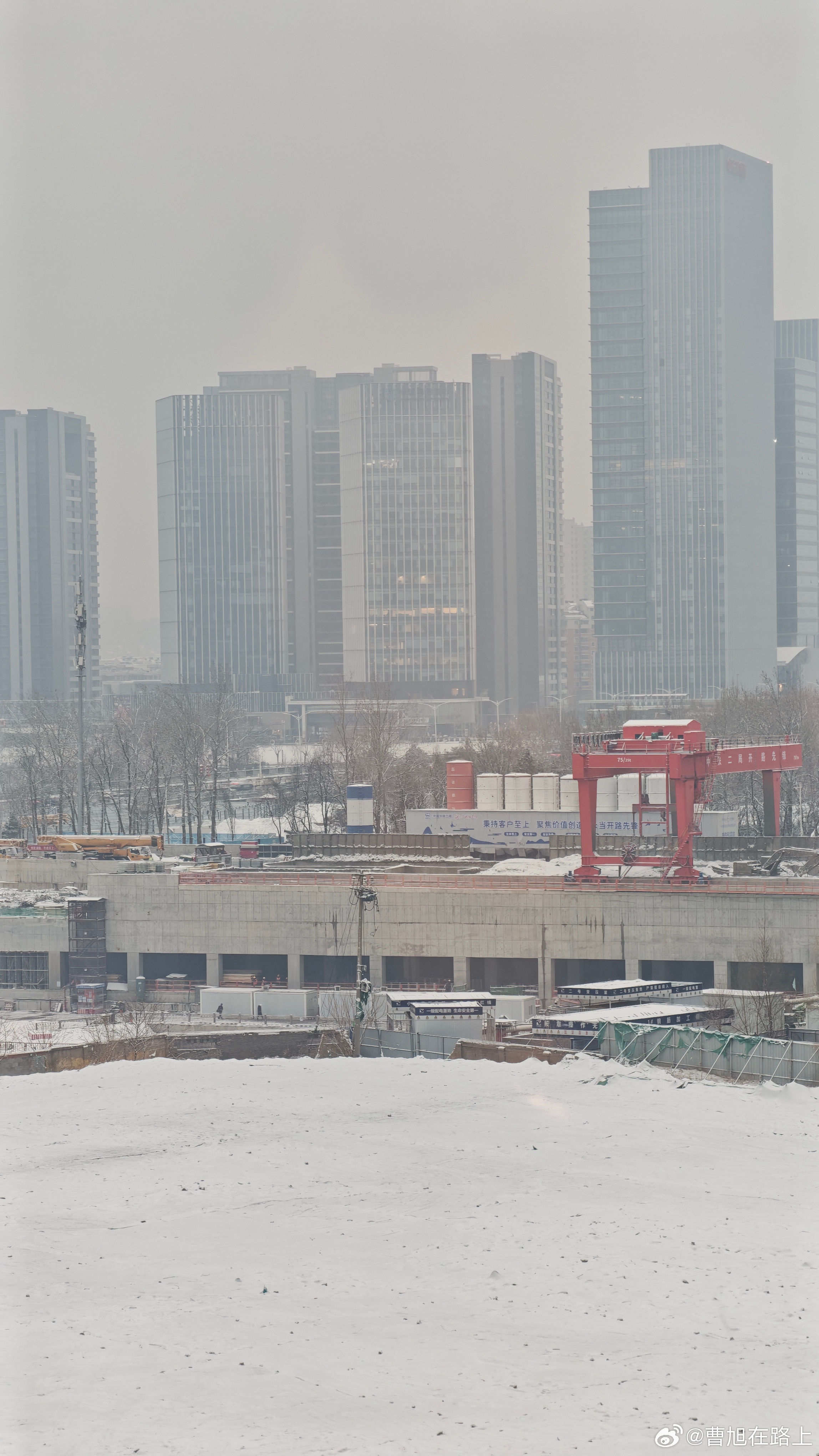 北京的雪真不小基本下了一夜，早晨一看是闪光弹效果一片白啊，有点担心北京今天的早高
