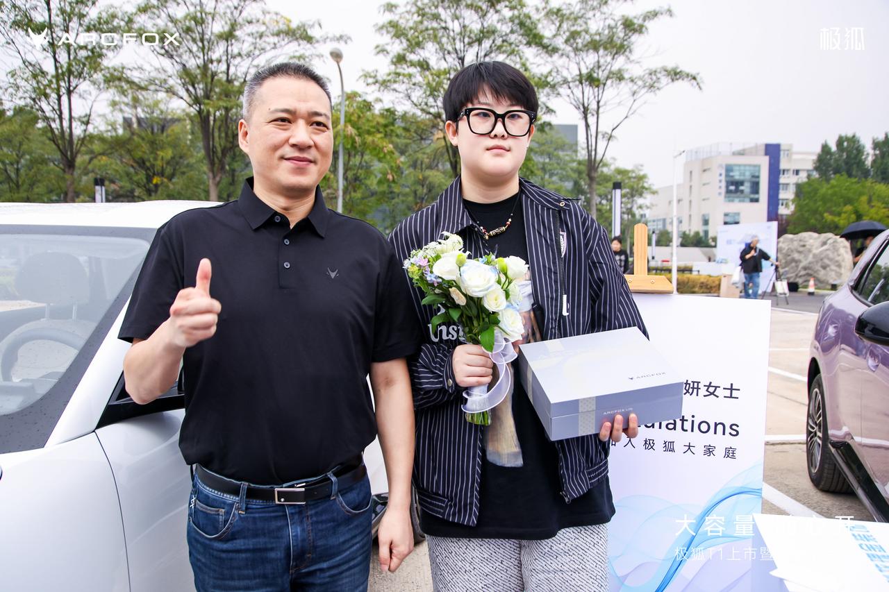 9月27日，极狐T1在11城同步交付，恰逢北汽新能源司庆日，仪式感与里程碑意义兼