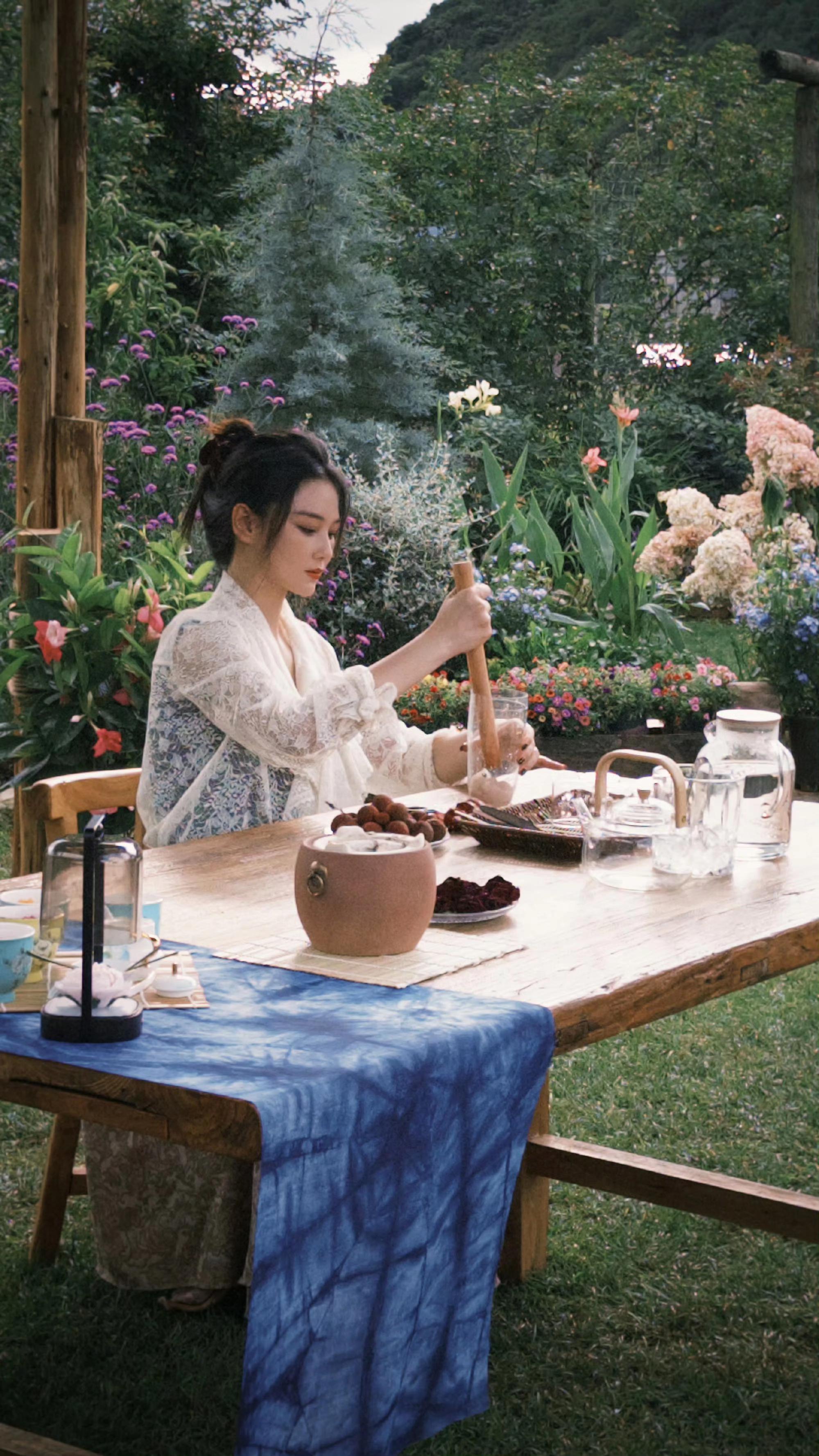 张馨予｜美照掉落。三五好友围炉煮茶赏花畅聊，慢节奏生活令人向往~