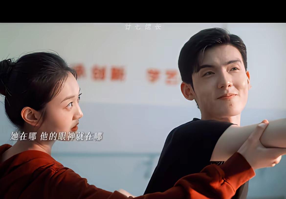 秦岚刷到新剧片段时，手里的咖啡差点洒在裙子上——屏幕里少年冯睿对着少女谭思婷笑的