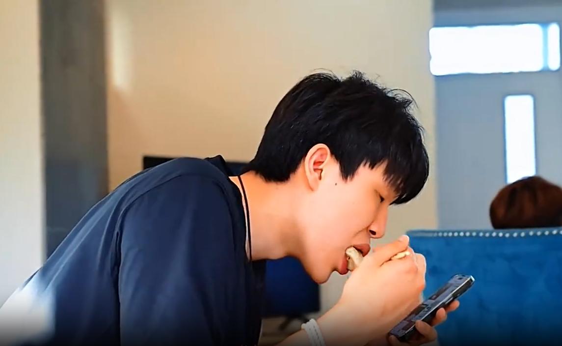 真香！杨瀚森吃上妈妈做的饺子，球迷：隔着屏幕都感受到了香喷喷的味道。
目前，杨瀚