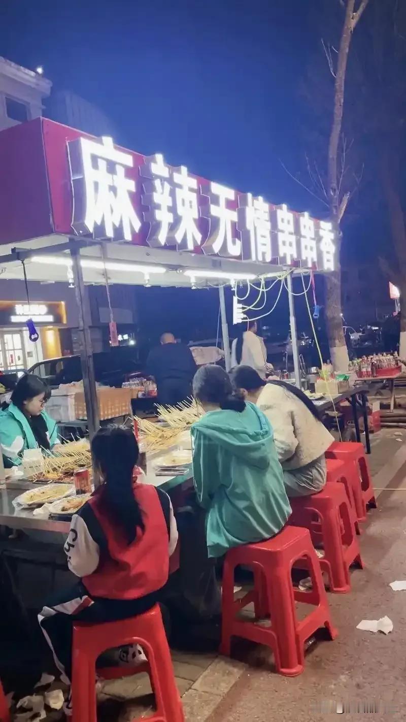 禁酒令一出，体制内的人还没叫苦，有一个行业的人倒来说坚持不住了。

昨天晚上太热