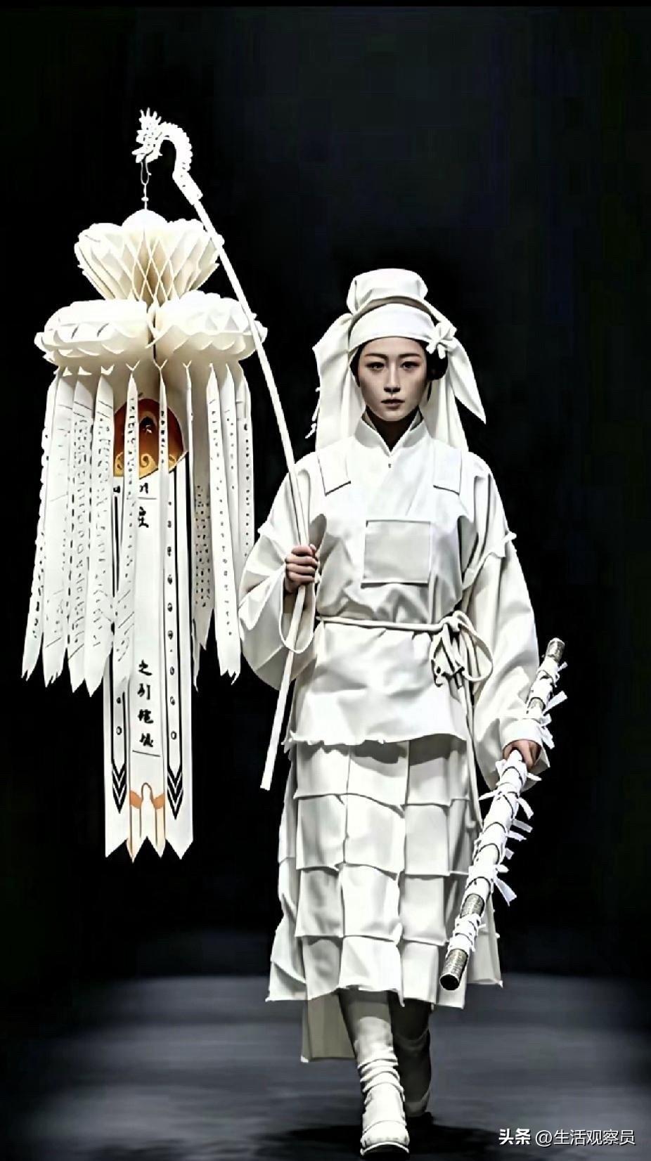 巴黎世家的最新款时装。

我觉得这是用另一种方式讽刺亚洲、尤其是中日韩这些东方国
