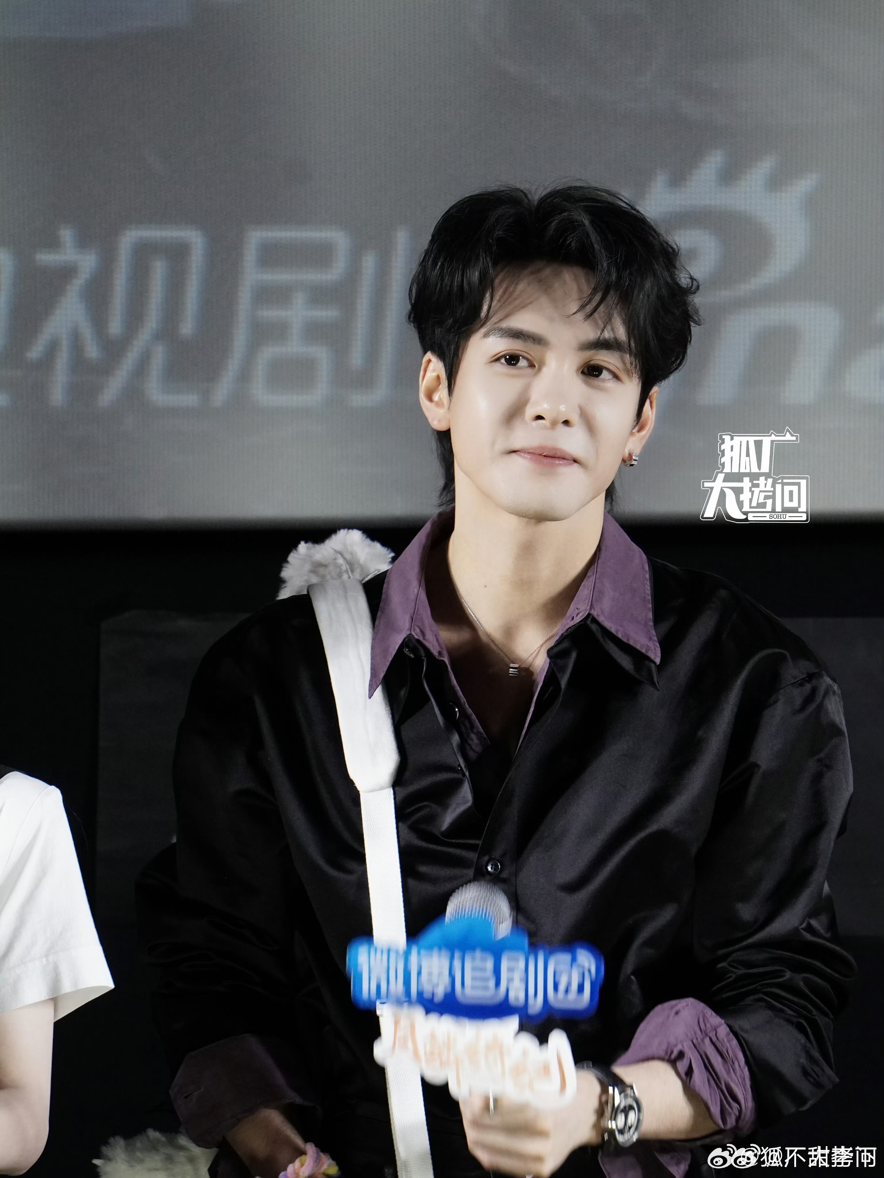 眼尾咋垂成这样 