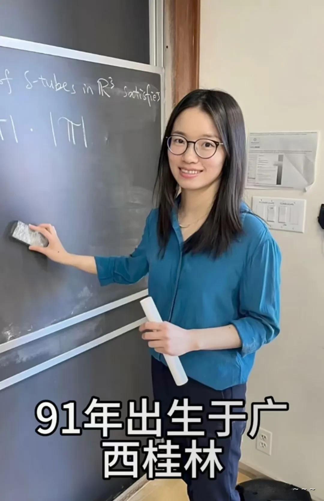 不愧是天才！
当年的北大数学天才，王虹，回母校上数学课，韦东奕都赶紧抽时间来听课