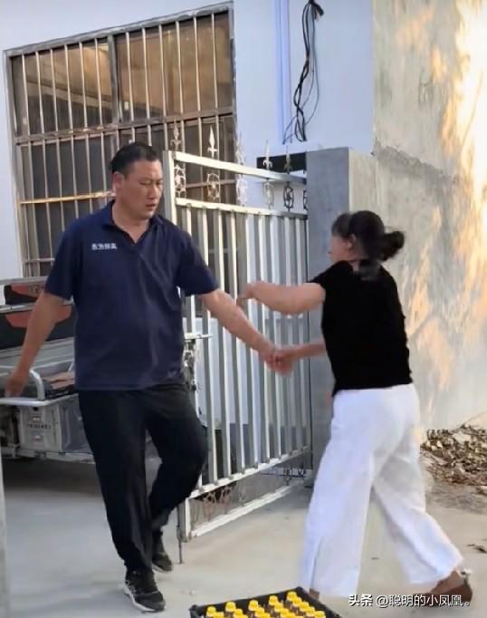 小故事！
    大飞 在工作间里刚拿出蜂蜜出来，刘二蛋 就像疯了一样冲上去，抢