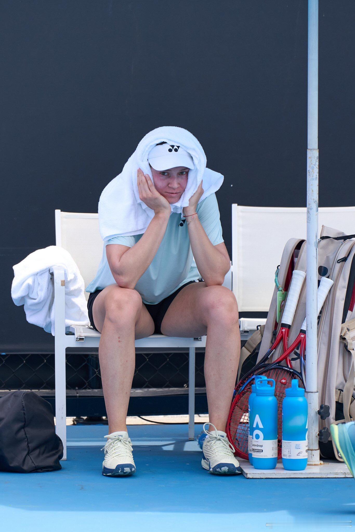 推友拍的莱巴金娜昨天热到不行今天依旧很热，你莱要顶住哦这很澳网澳网2026wta