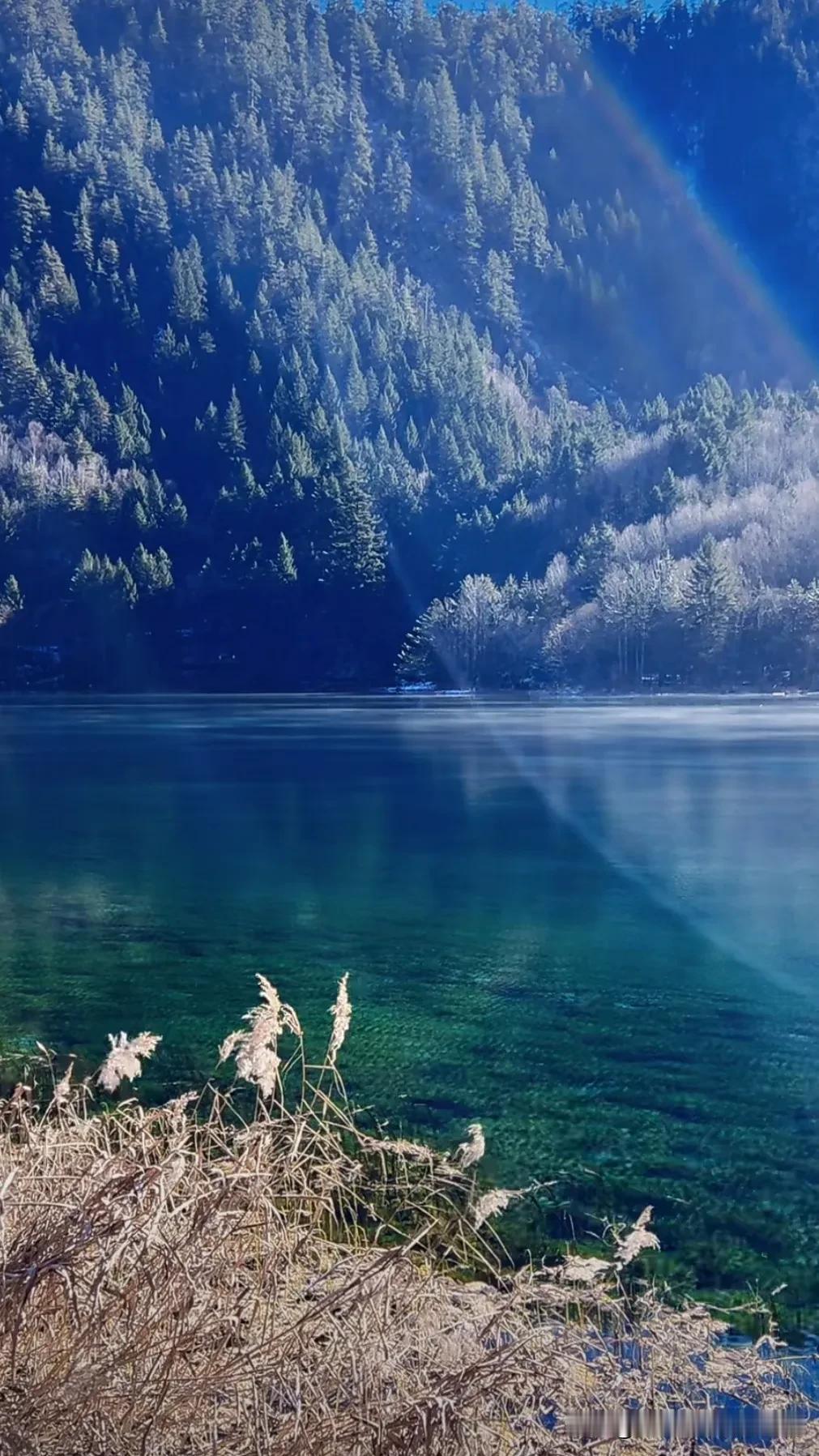 山间仙境，湖畔彩虹，静谧而梦幻。风光旖旎的仙境 梦幻山水画卷 大山河的美景 风景