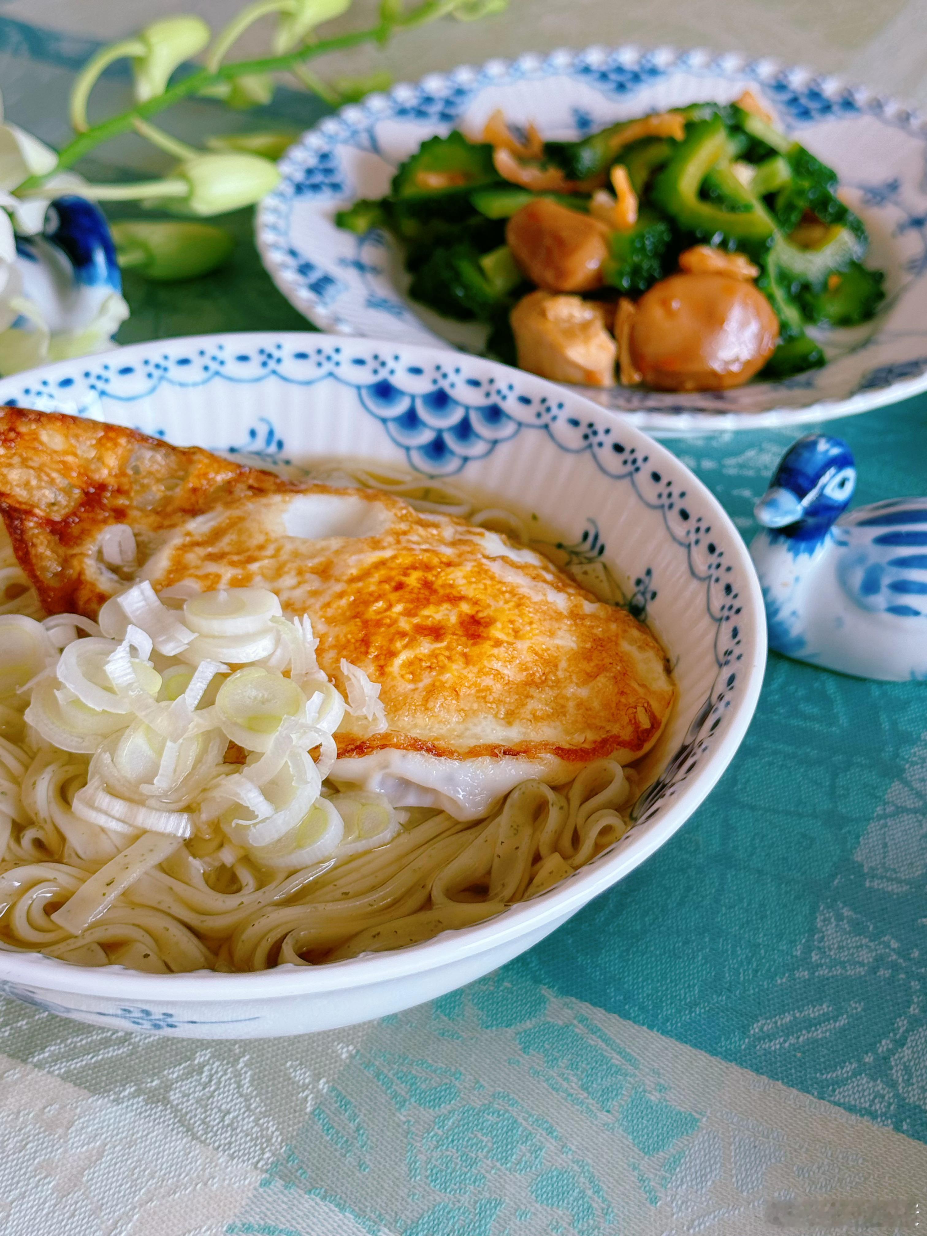 早安🍀🍀🍀资家早餐 紫菜面🍜、海米苦瓜拌鹌鹑蛋豆干、蓝莓🫐、黑咖啡☕️