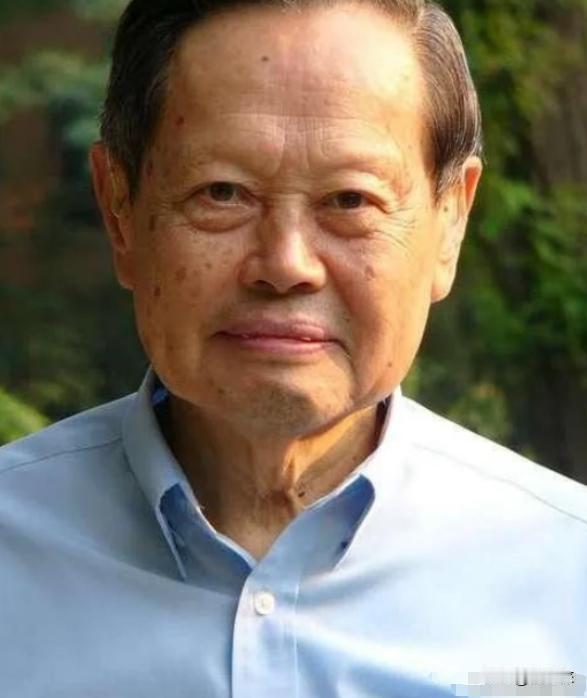 “一定要建，不建中国将落后30年！”2016年，杨振宁曾顶着骂名，极力反对花20
