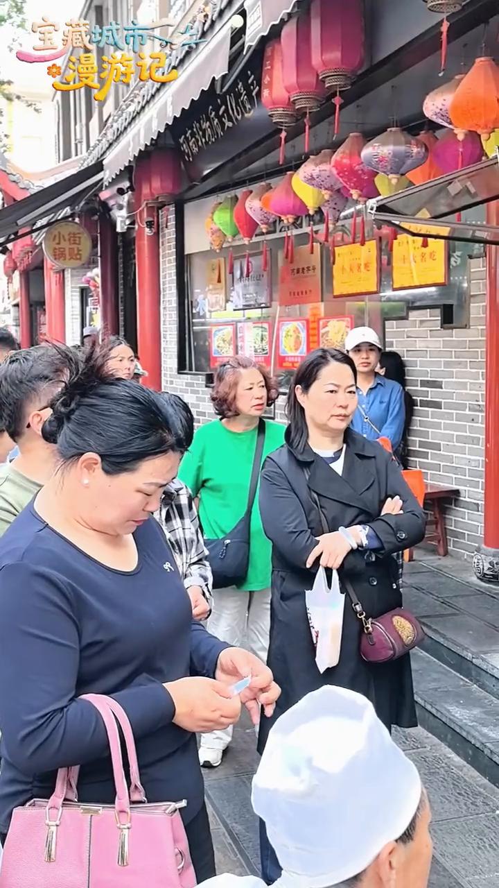 漫游记：天天排队的地方。
河南省非物质文化遗产小街锅贴。