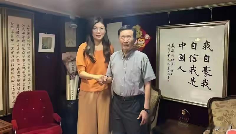 邱毅教授才警告过：选国民党主席，两岸政策不能太清晰，否则选不上。但郑丽文在拜会夏