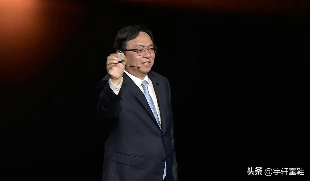 “我们得努力啊！如果我们不努力创新的话，同行们没有方向了！”
这是比亚迪李云飞总