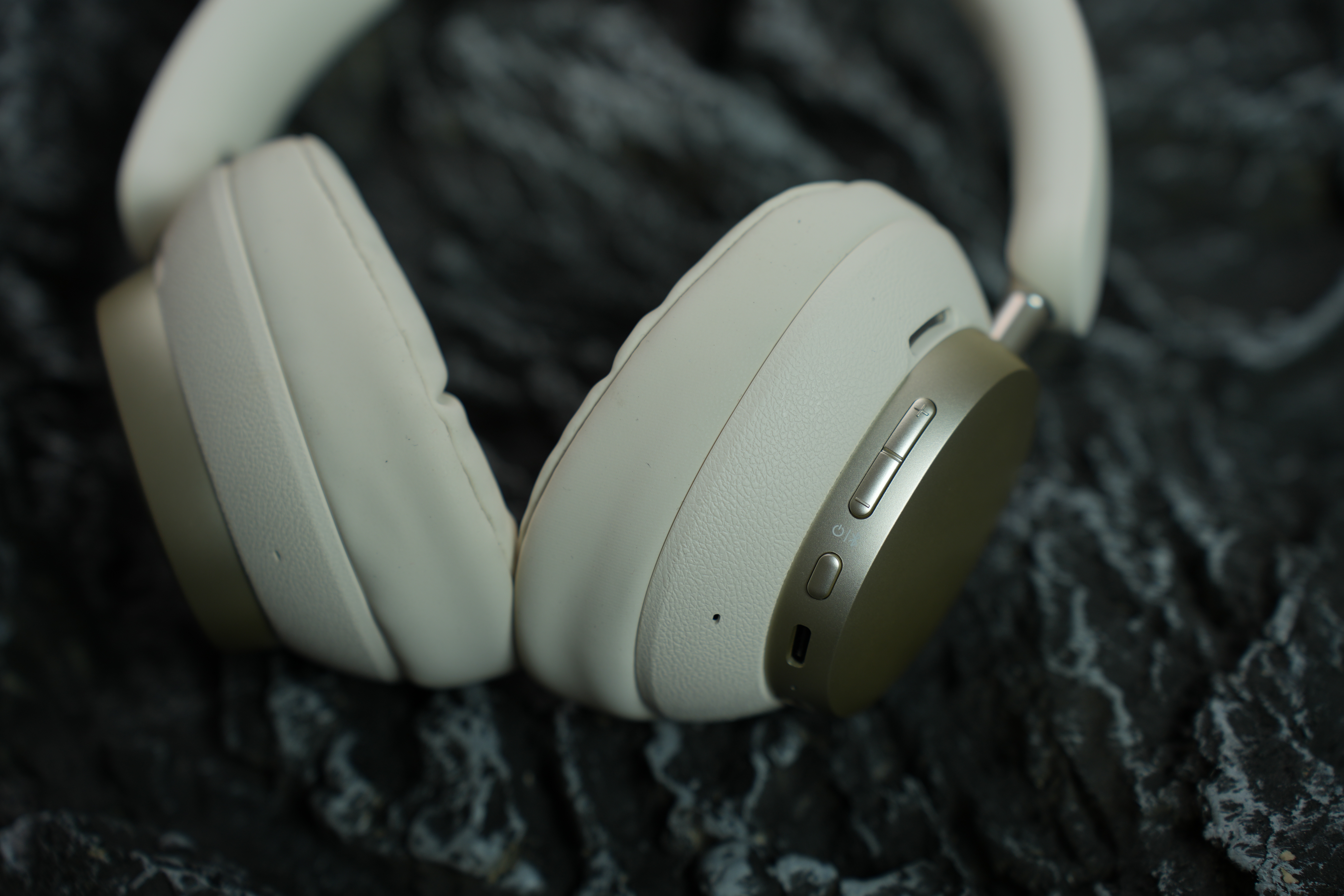 荣耀前段时间发布的亲选Codeler头戴式耳机2，看了一下性价比居然还挺高的，关